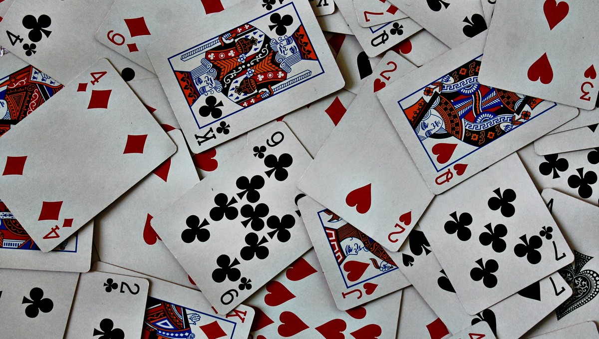 Karty pro Baccarat, který je hodně oblíbený v kasinech.