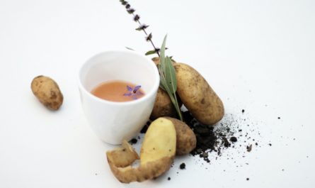 Potatispannkakor omgivna av de ingredienser som de skapades av.