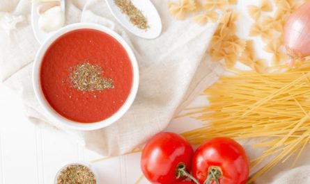 Salsa de tomate con tomates y pasta.
