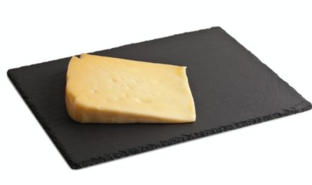 Kaas op een plank, die al snel gebakken kaas wordt.