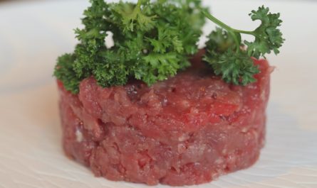 Beef tartare enriched with parsley.