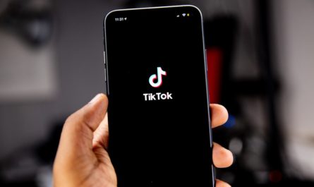 Aplikacja TikTok uruchomiona w telefonie komórkowym.