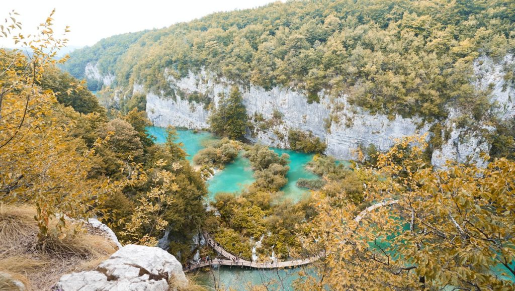 Blandt de populære nationalparker er Plitvice-søerne.