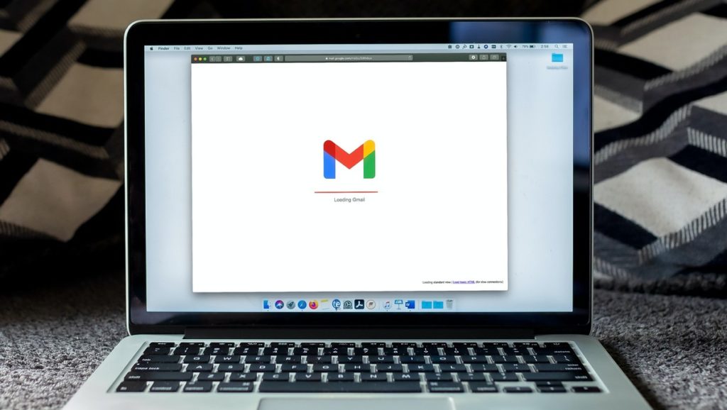 インターネット検索エンジン「Google.com」が動作するノートパソコン。