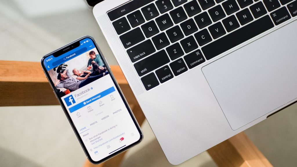 Facebook közösségi hálózat megnyitása mobiltelefonon.