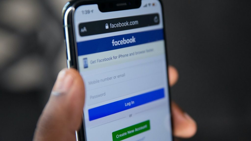 Facebook pieteikšanās lapa mobilajā tālrunī.