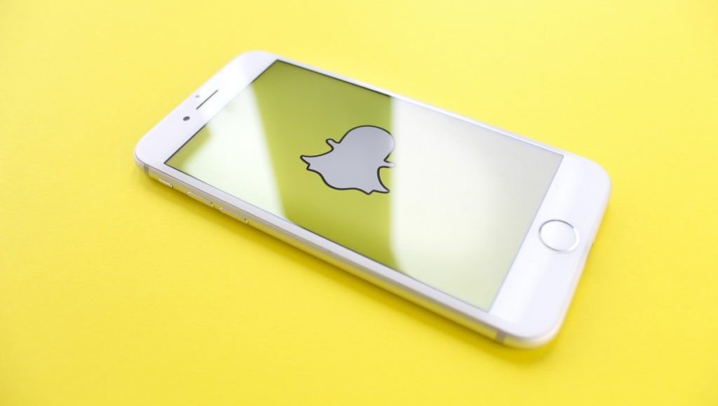 Snapchat na mobilním telefonu lze zařadit mezi populární sociální sítě.