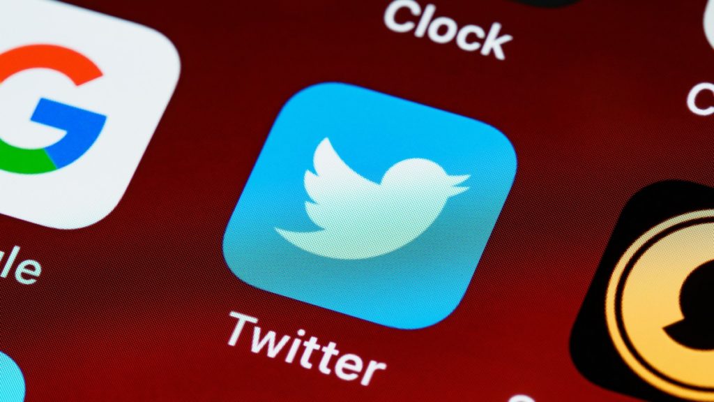 L'application Twitter est l'un des réseaux sociaux les plus populaires sur les téléphones mobiles.