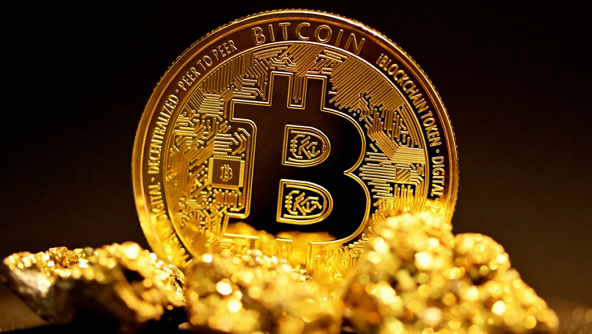 Investice do kryptoměn, kterou symbolicky znázorňuje Bitcoin.