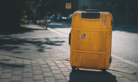 Oprýskaný cestovní kufr čekající na svého majitele.