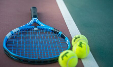 Het racket is in principe de basis voor tennisuitrusting.