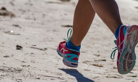 Zapatillas de correr en los pies de un corredor entusiasta.