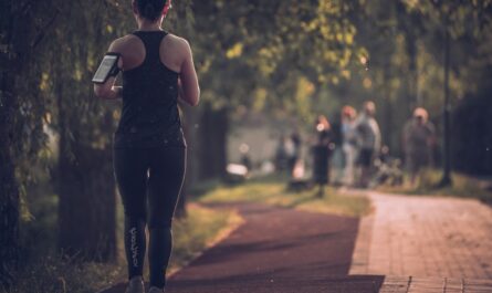 A girl uses long running leggings for running.
