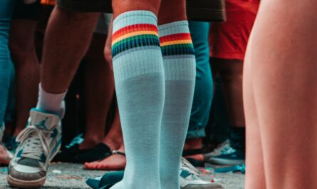 Spalvotos sporte naudojamos kompresinės kojinės.