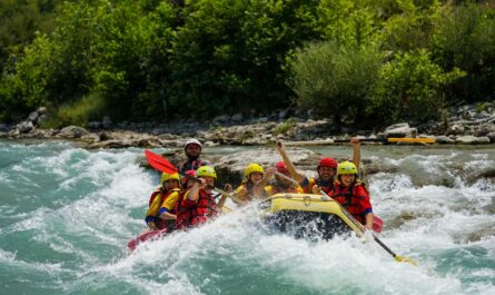 Skupina ljudi uživa na najboljši reki za rafting v Evropi.