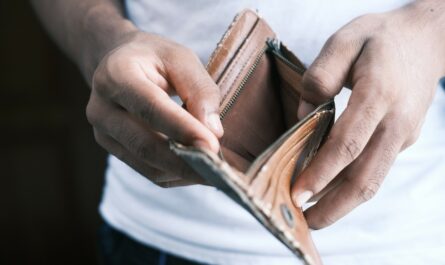 財布が空っぽということは、自己破産の可能性が高いことを示している。