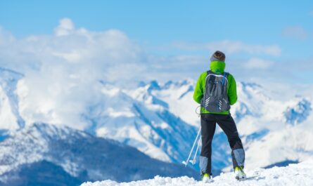 Ски-алпинизмът води младия мъж към планинските върхове.
