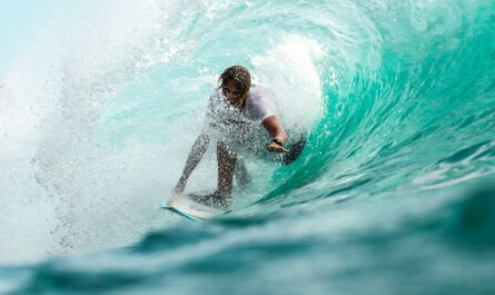 Młody mężczyzna jest pasjonatem surfingu.