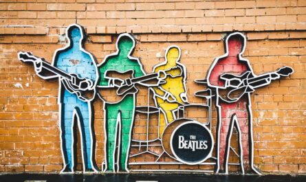 Групата "Бийтълс" е изобразена на стената.