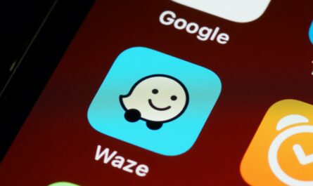 Waze navigationsapp på din mobiltelefon.