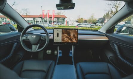 Tesla má propracované autonomní řízení.