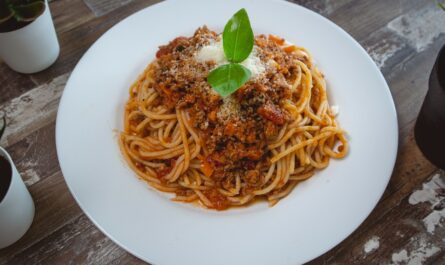 Spaghetti Bolognese servis sur une assiette.