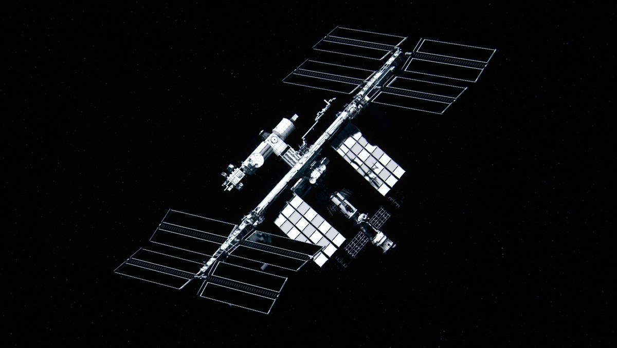 Vesmírná stanice ISS na jedné z fotografií.
