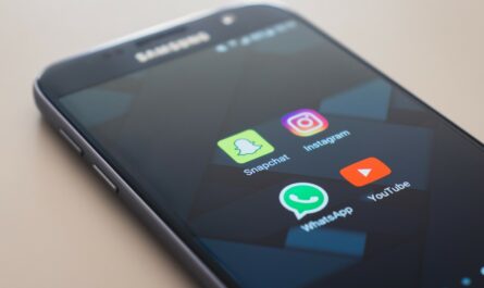 Aplicação Messenger num telemóvel Samsung.