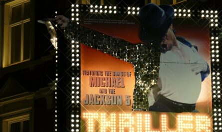 Michael Jackson na jednom z billboardů.