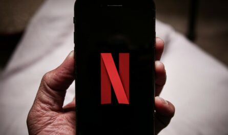 Aplikacja Netflix na telefonie komórkowym.