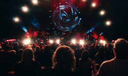 "Pink Floyd" koncertą, į kurį atėjo daug žmonių.