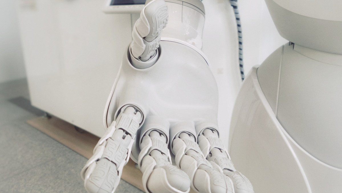 Robotika prezentovaná rukou robota.